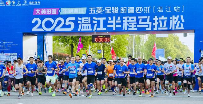 他们是赛道旁的安全“路标” 温江公安全力护航马拉松赛